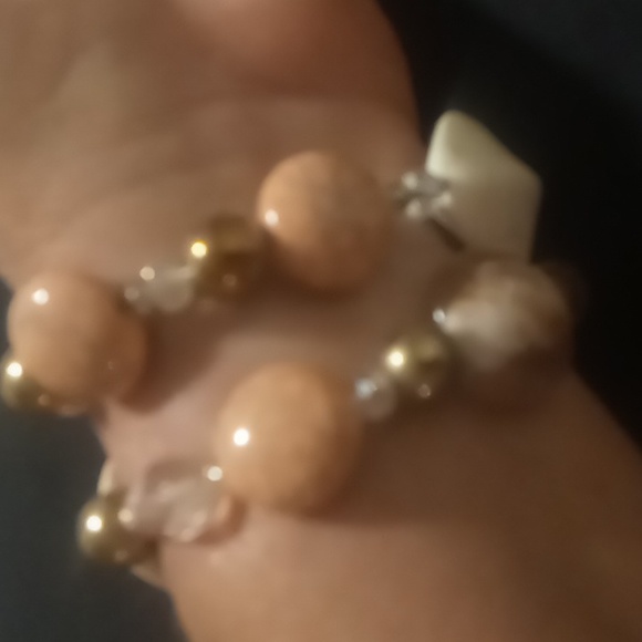 Glass and resin beaded salmon color off white & gold tone expandable bracelet - Picture 6 of 6